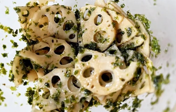 『レンコンナムル』を作る写真（撮影：エニママ）