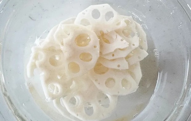 『レンコンナムル』を作る写真（撮影：エニママ）