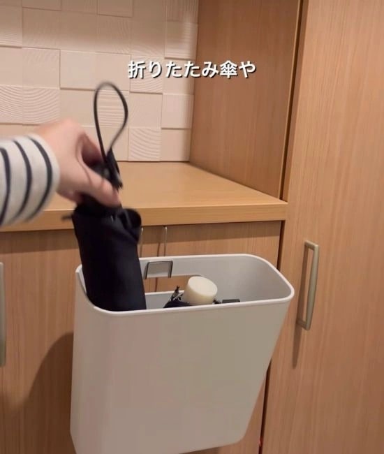 ケースに折り畳み傘を入れる様子