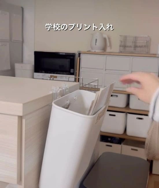 プリントを入れる様子