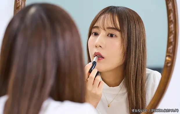 化粧をしている女性の写真