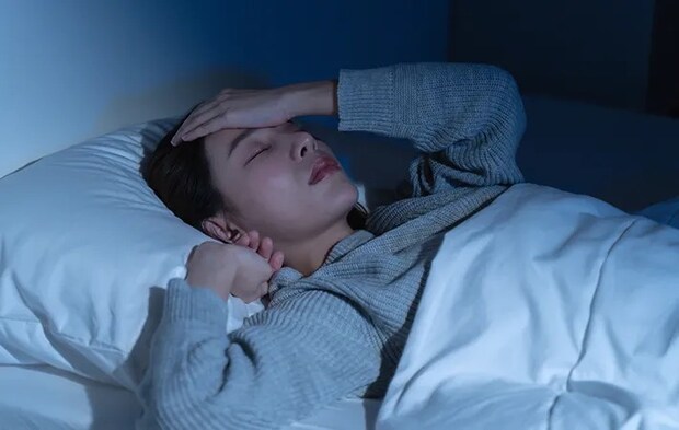 寝ている女性の写真