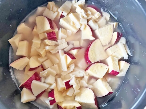 小さく切ったサツマイモを炊飯器に… できた一杯に、夫が「秋だね~」と絶賛!