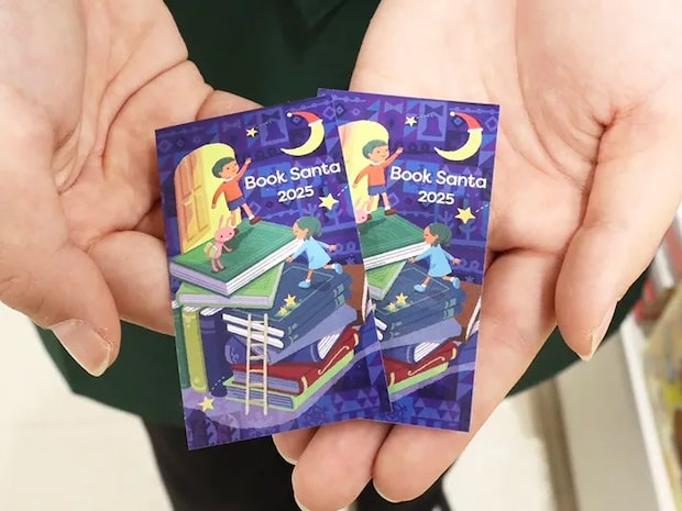 『ブックサンタ 2025』のステッカーの写真（撮影：grape編集部）