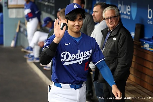 右手を掲げる大谷翔平選手の写真