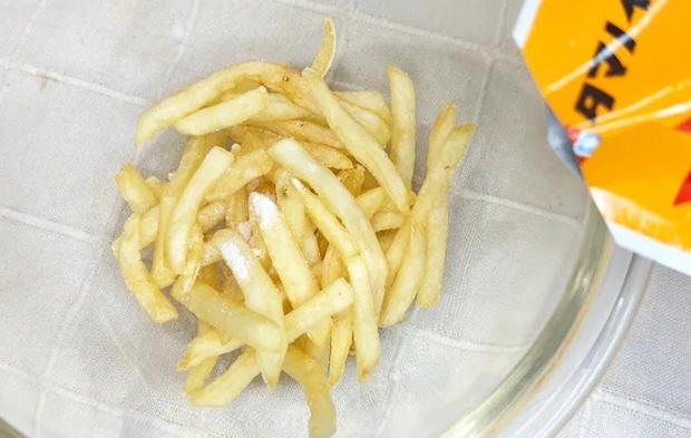 マクドナルドのフライドポテトにすしのこをかける写真（撮影：キジカク）