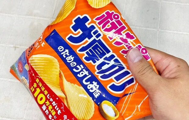 ポテトチップスにすしのこを混ぜる写真（撮影：キジカク）