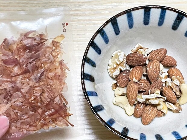 意外な組み合わせだけど… ミックスナッツに『かつお節』を混ぜたら、最高のおつまみが誕生!