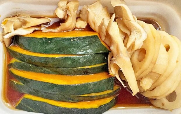 『カボチャ・レンコン・まいたけの焼きびたし』を作る写真（撮影：エニママ）