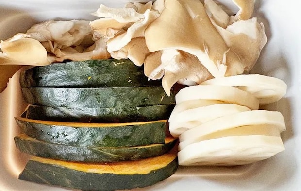 『カボチャ・レンコン・まいたけの焼きびたし』を作る写真（撮影：エニママ）