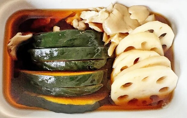 『カボチャ・レンコン・まいたけの焼きびたし』を作る写真（撮影：エニママ）