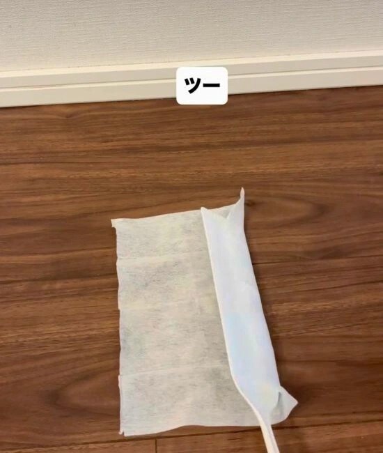 フロアシートを取りつける様子