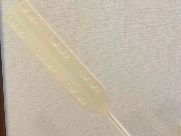 隙間掃除の効率アップ! 100円アイテムの組み合わせに「使いやすい」「快適」