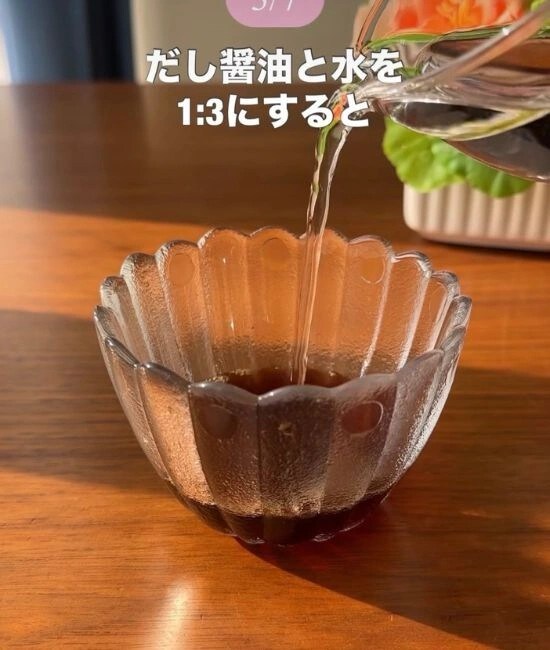 だし醤油に水を加える様子