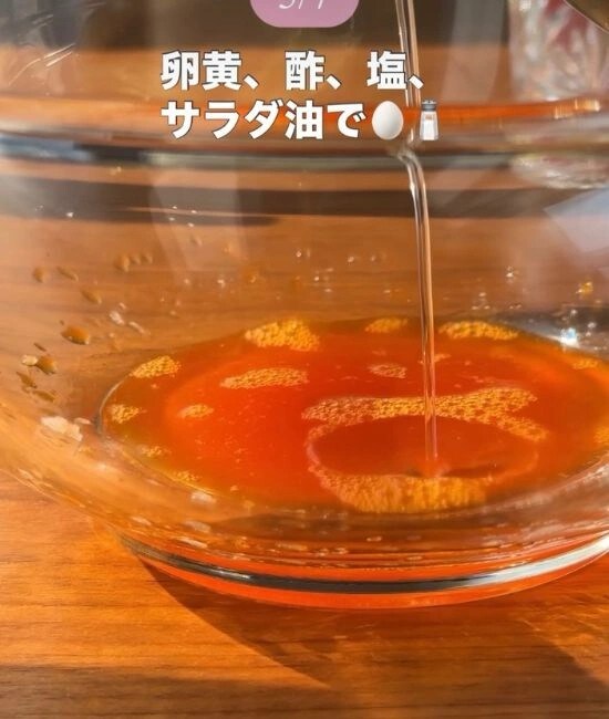 卵黄と調味料を入れる様子