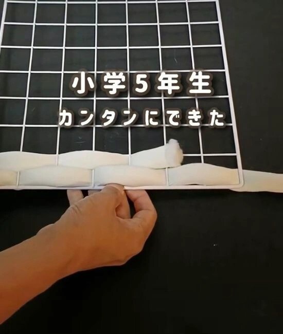 ヤーンを編み込む様子