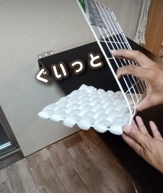 ワイヤーネットを曲げる様子