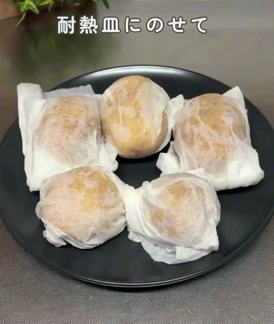 キッチンペーパーに包まれたジャガイモ