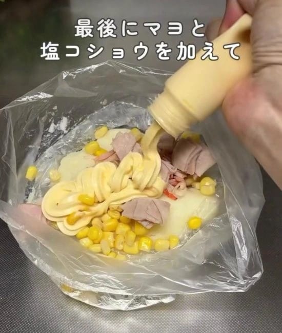 マヨネーズを加える様子