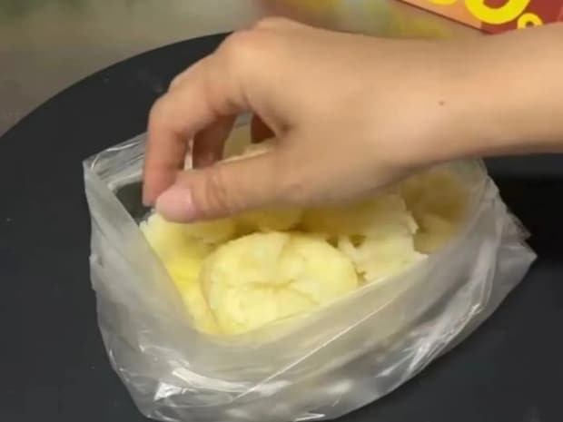 ジャガイモを『袋』に入れてモミモミ　完成品に「意外すぎる」「想像以上だった」