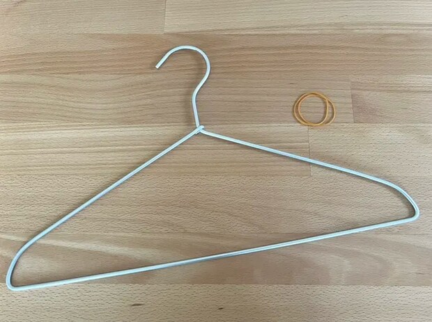 ハンガーと輪ゴムの写真（撮影：grape編集部）