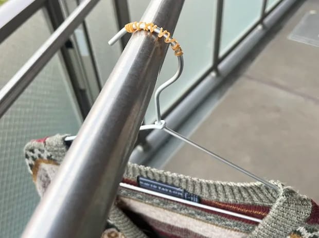 外干ししているカーディガンの写真（撮影：grape編集部）