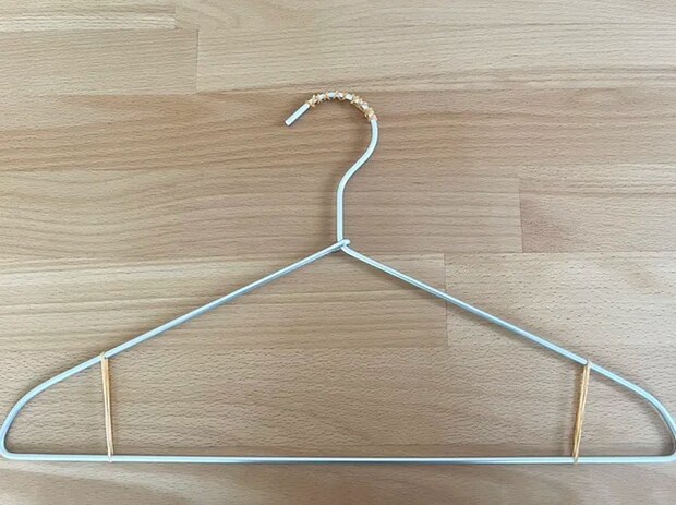 輪ゴムをつけたハンガーの写真（撮影：grape編集部）