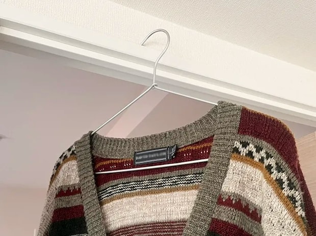 カーディガンをかけたハンガーの写真（撮影：grape編集部）