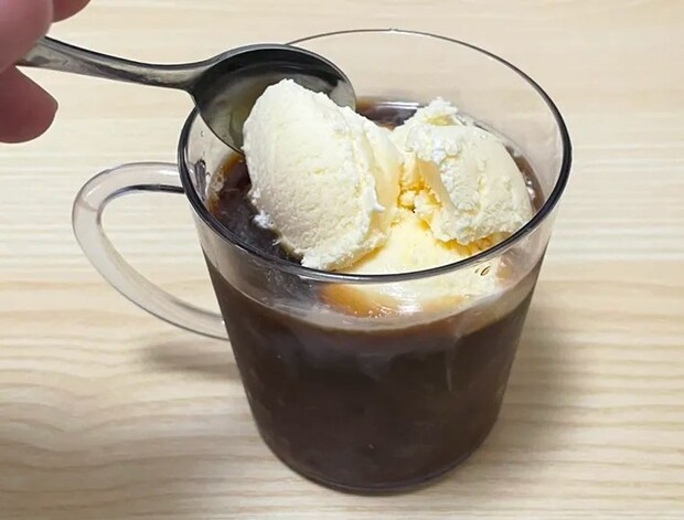 コーヒーにバニラアイスをのせる写真（撮影：grape編集部）