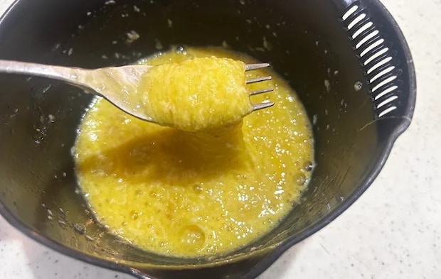 『山芋入りふわふわ玉子焼き』を作る写真（撮影：エニママ）