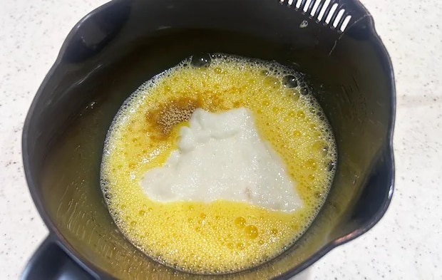 『山芋入りふわふわ玉子焼き』を作る写真（撮影：エニママ）