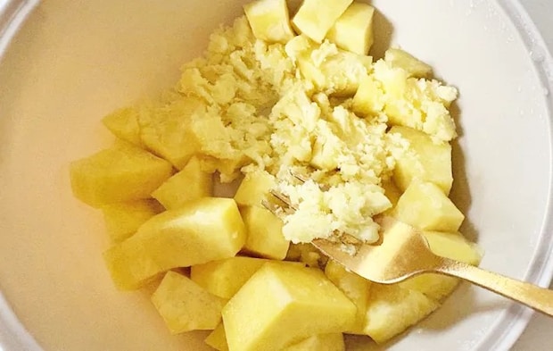 『さつまいもでハッシュドポテト』を作る写真（撮影：エニママ）