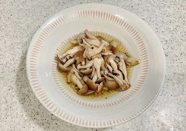 シメジと『お茶づけ海苔』（撮影：grape編集部）