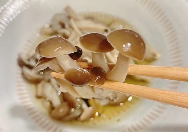 シメジと『お茶づけ海苔』（撮影：grape編集部）