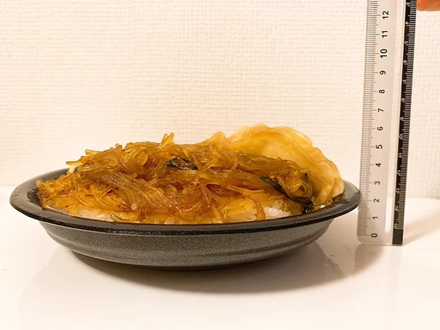 セブン-イレブン『ドカ盛り！欲張り中華弁当』の写真（撮影：grape編集部）