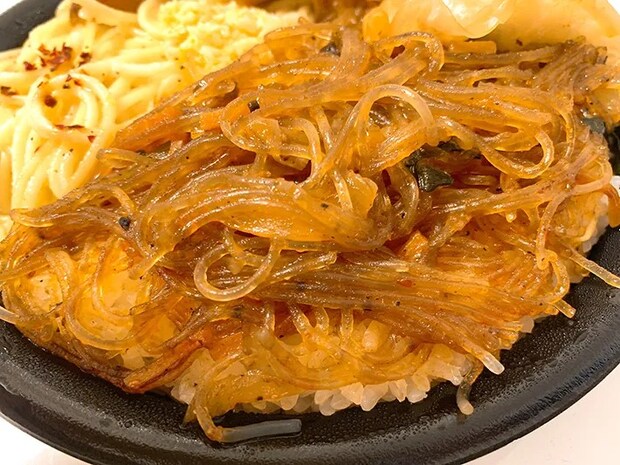 セブン-イレブン『ドカ盛り！欲張り中華弁当』の写真（撮影：grape編集部）