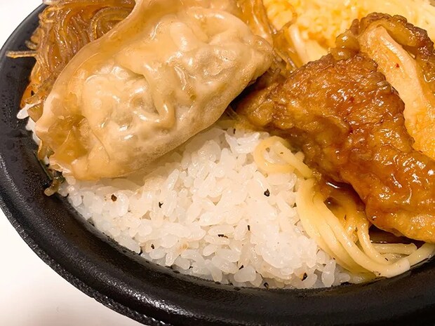 セブン-イレブン『ドカ盛り！欲張り中華弁当』の写真（撮影：grape編集部）