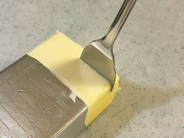 ヘラでバターを切る写真（撮影：grape編集部）