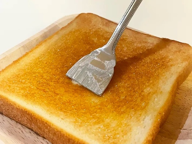 トーストにバターを塗っている写真（撮影：grape編集部）