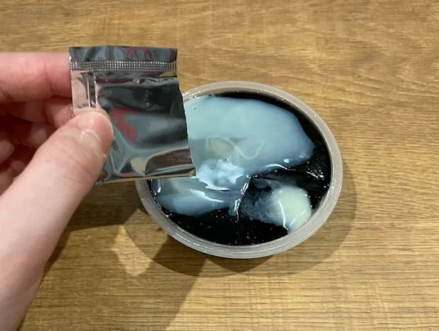 練乳をかける写真（撮影：grape編集部）