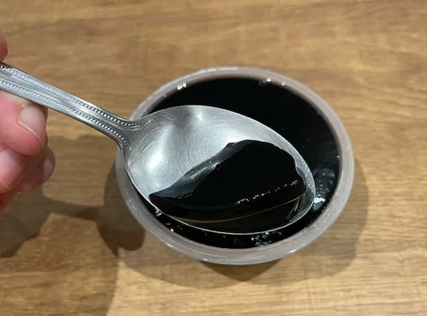 『漆黒の苺ゼリー』を食べる写真（撮影：grape編集部）