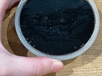 まさかの、真っ黒…！　『ローソン』の衝撃イチゴゼリーに「色からは想像できない味」