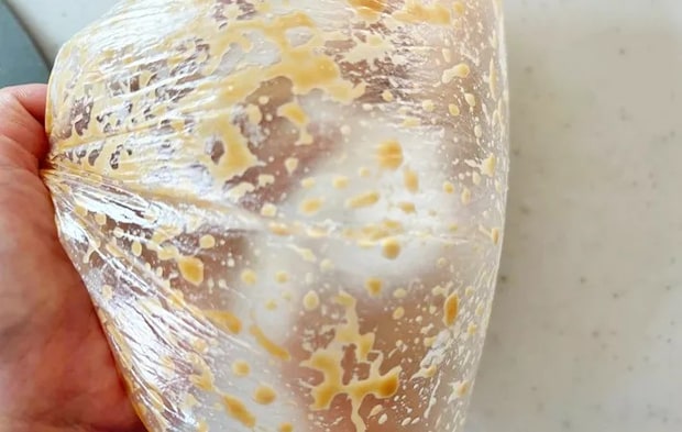 『鶏むね肉とブロッコリーのマヨ和え』を作る写真（撮影：エニママ）