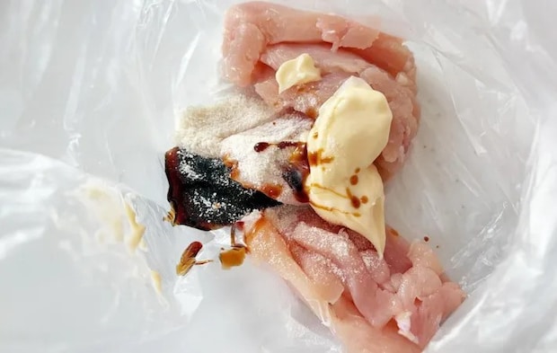 『鶏むね肉とブロッコリーのマヨ和え』を作る写真（撮影：エニママ）