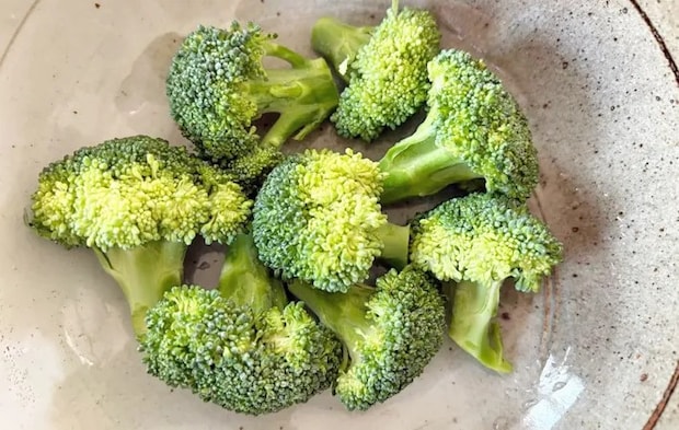 『鶏むね肉とブロッコリーのマヨ和え』を作る写真（撮影：エニママ）