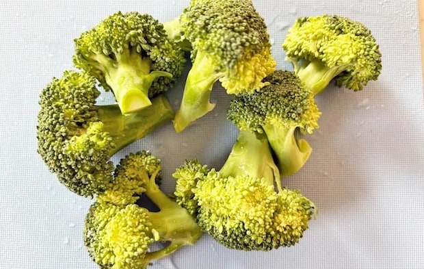 『鶏むね肉とブロッコリーのマヨ和え』を作る写真（撮影：エニママ）