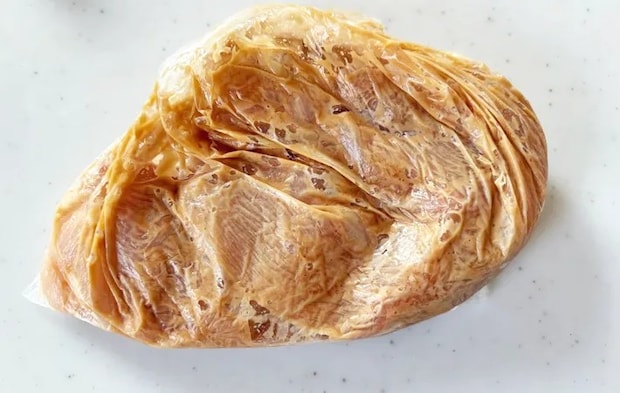 『鶏むね肉とブロッコリーのマヨ和え』を作る写真（撮影：エニママ）