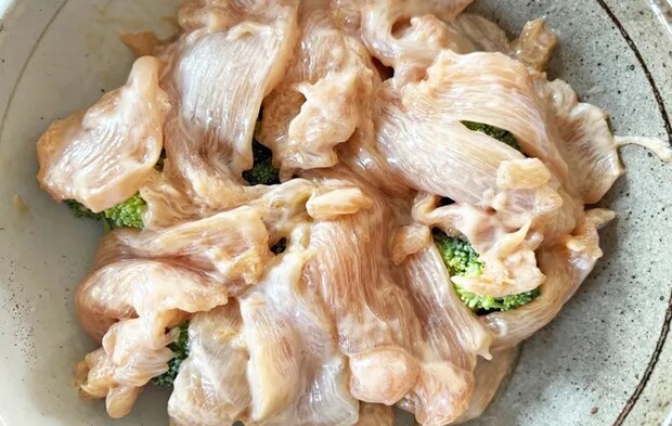 『鶏むね肉とブロッコリーのマヨ和え』を作る写真（撮影：エニママ）