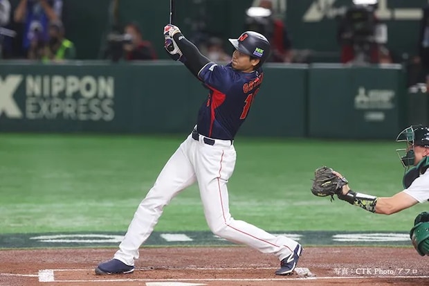 WBCでホームランを放つ大谷翔平選手の写真