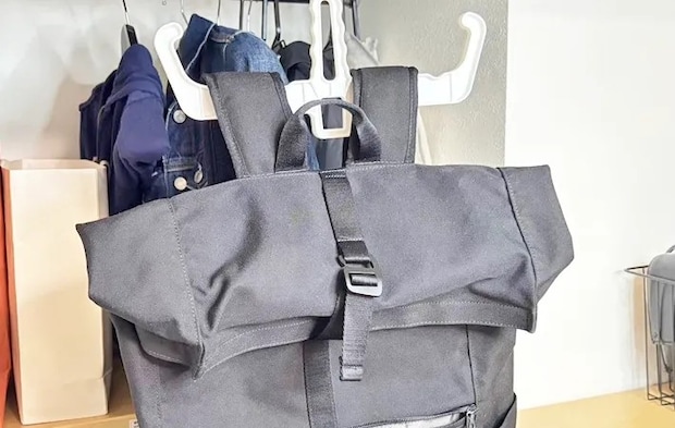 ダイソー『リュックハンガー』の使用写真（撮影：キジカク）